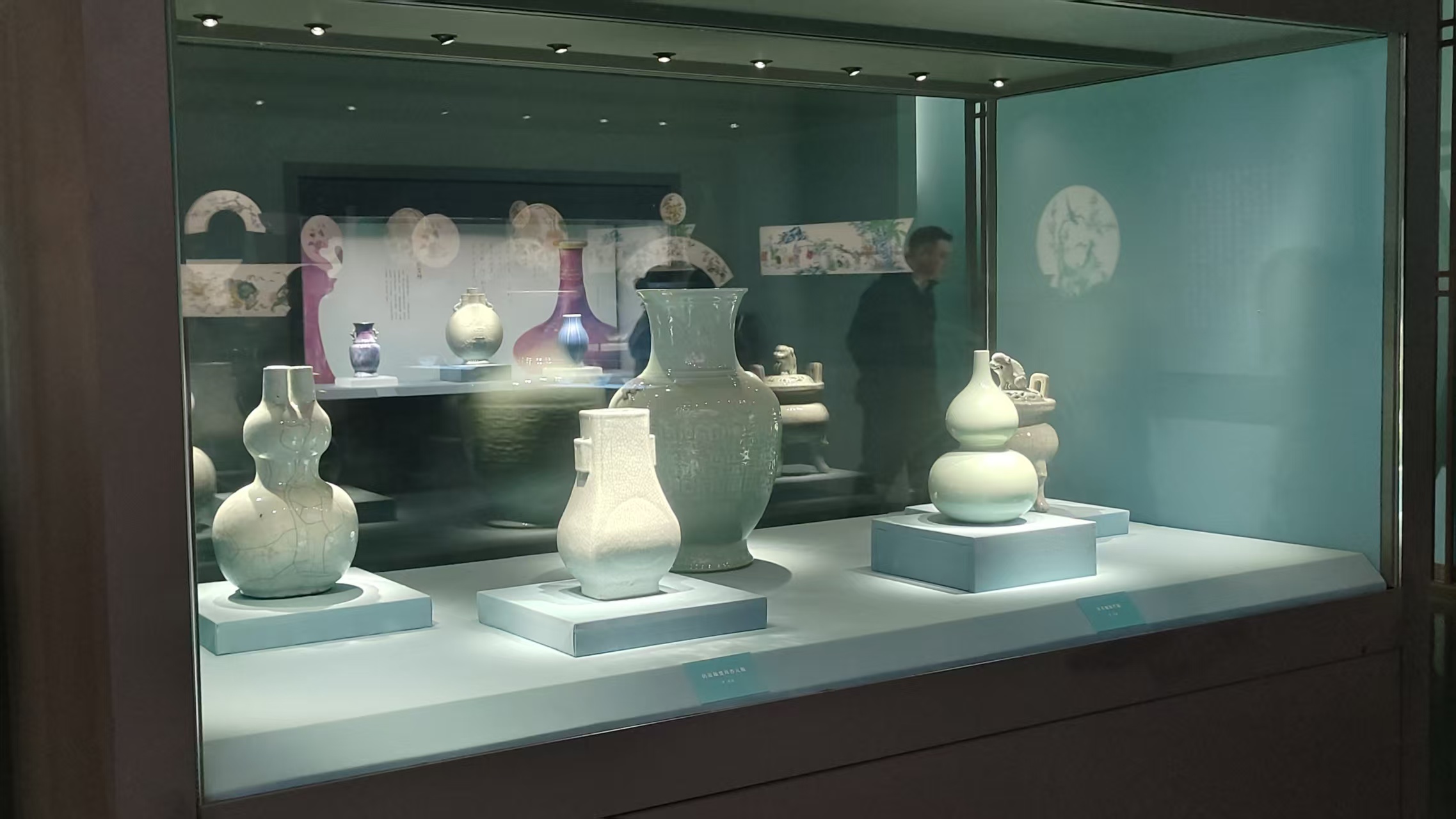 展览馆展示区域，智能展柜陈列文物，专业照明系统，庄重氛围，博物馆风格