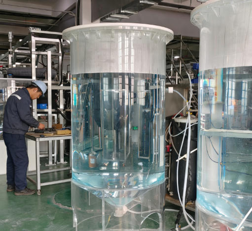 现代化工业制造车间内部，大型机械设备正在运行，工人穿着安全防护服，蓝色背景，专业拍摄